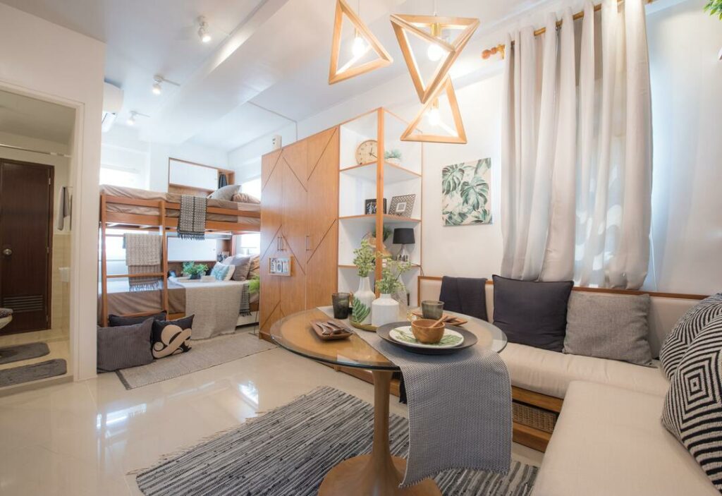 modern eingerichtete helle Wohnung mit weißem Fliesenboden