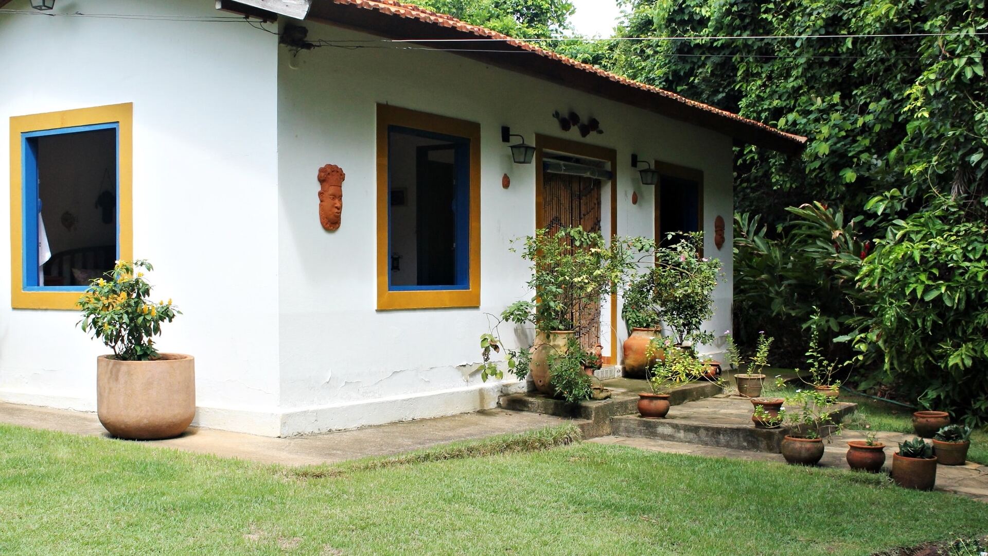 Einen Gartenweg pflegeleicht gestalten Ideen und Tipps fliesen